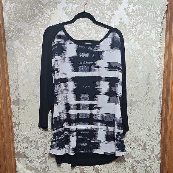 Apt. 9 Black and White Graphic Tunic with 3/4 Sleeves - Picture 1 of 4